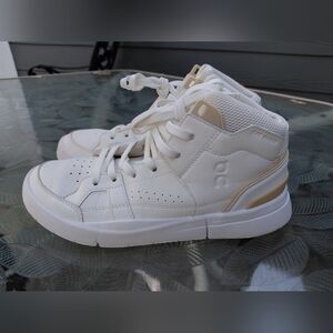 On Running Women Size 8 White and Gold High-Top Sneakers